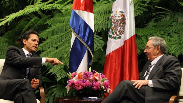 Presidente do México, Enrique Peña Nieto, conversa com seu homólogo cubano, Raúl Castro, em Havana - Sputnik Brasil