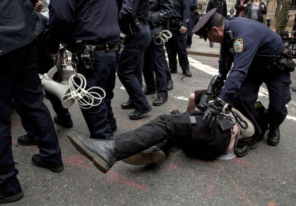 Detenção dum fotógrafo durante protestos contra a violência policial - Sputnik Brasil