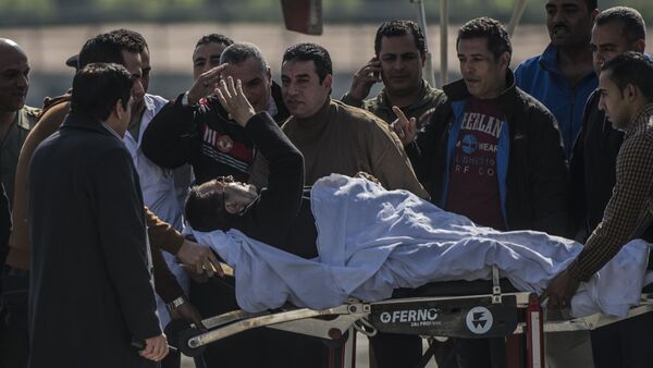 Hosni Mubarak é transportado para uma ambulância no Cairo em npvembro de 2014 - Sputnik Brasil