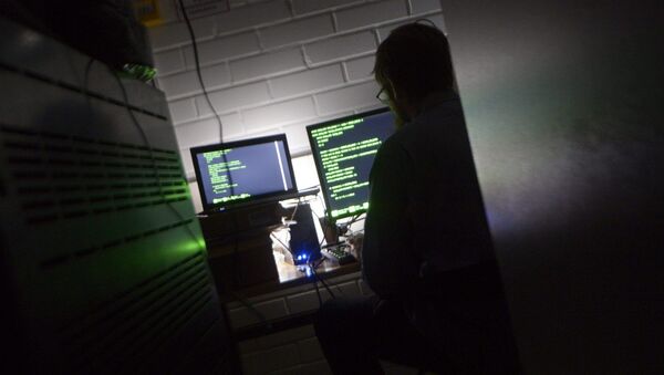 A man types on a keyboard in a computer server room - Sputnik Brasil