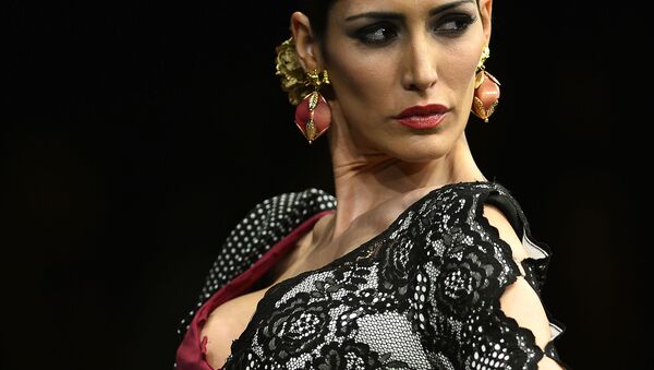 Modelo mostra criação de Veronica de La Veja durante SIMOF 2017 (Moda Flamenca Internacional) em Sevilha, 3 de fevereiro, 2017 - Sputnik Brasil