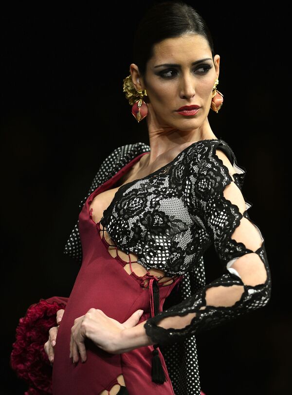 Modelo mostra criação de Veronica de La Veja durante SIMOF 2017 (Moda Flamenca Internacional) em Sevilha, 3 de fevereiro, 2017 - Sputnik Brasil