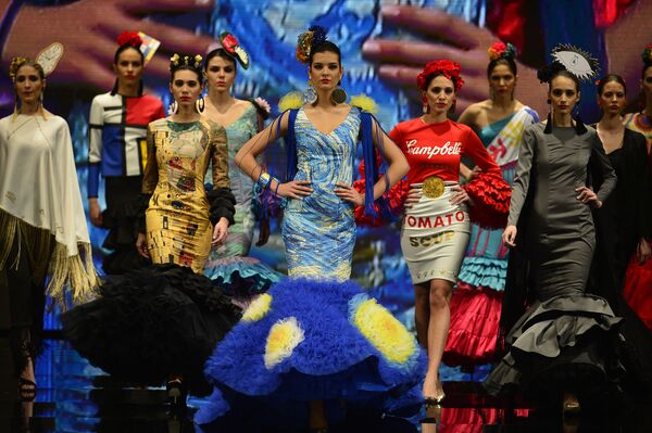 Modelos posam em frente às câmeras com roupas de Angeles Galvez durante SIMOF 2017 (Moda Flamenca Internacional) em Sevilha, 3 de fevereiro, 2017 - Sputnik Brasil