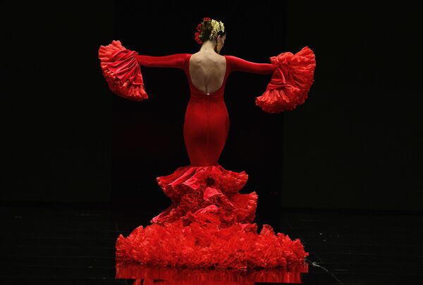Modelo desfila vestida com design de Alejandro Santizo no SIMOF 2017 (A Moda Flamenca Internacional) em Sevilha, 2 de fevereiro, 2017 - Sputnik Brasil