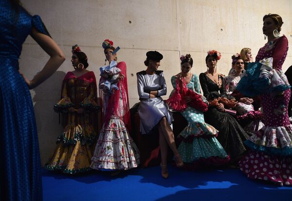 Modelos esperam seu momento para desfilar no SIMOF 2017 (Moda Flamenca Internacional) em Sevilha, 3 de fevereiro, 2017 - Sputnik Brasil