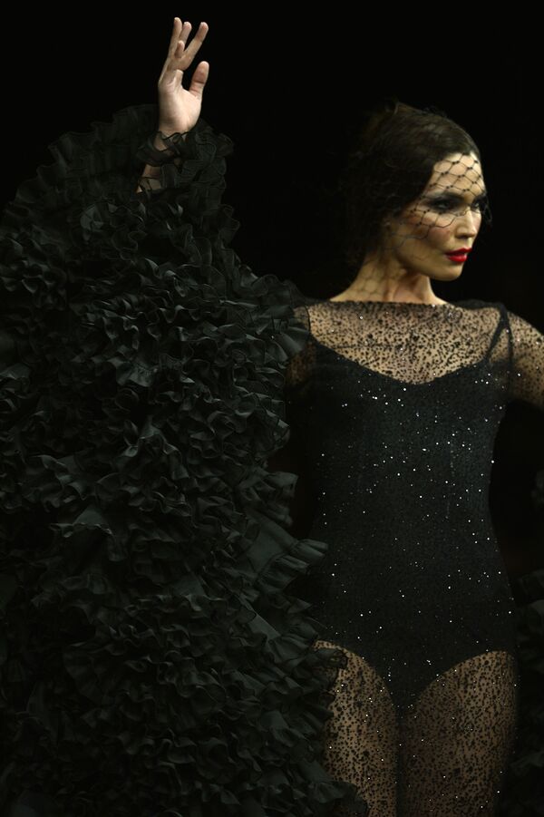 Modelo mostra criação de Cristina Garcia no SIMOF 2017 (Moda Flamenca Internacional) em Sevilha, 3 de fevereiro, 2017 - Sputnik Brasil