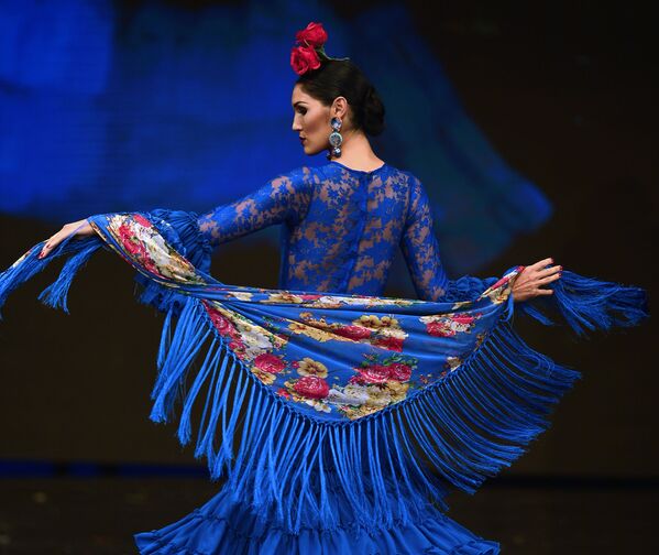 Modelo apresenta design de Pilar Vera no SIMOF 2017 (Moda Flamenca Internacional) em Sevilha, 2 de fevereiro, 2017 - Sputnik Brasil