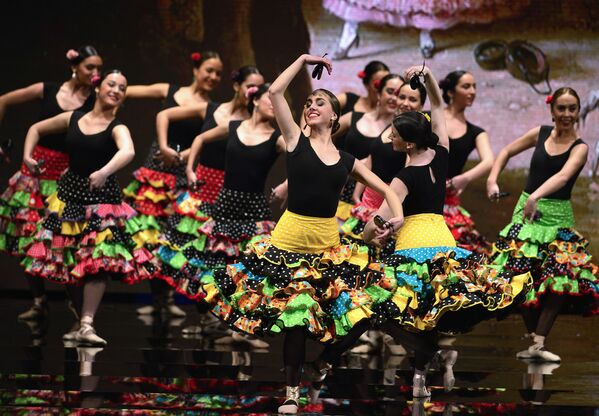 Dançarinas de flamenco do Cordoba Dance School (Escola de Dança de Córdoba) bailam vestidas com criações de Pilar Vera no SIMOF 2017 (Moda Flamenca Internacional) em Sevilha, 2 de fevereiro, 2017 - Sputnik Brasil