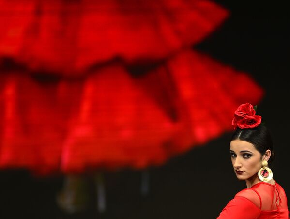 Modelo desfila com roupa de Pilar Vera no SIMOF 2017 (Moda Flamenca Internacional) em Sevilha, 3 de fevereiro, 2017 - Sputnik Brasil
