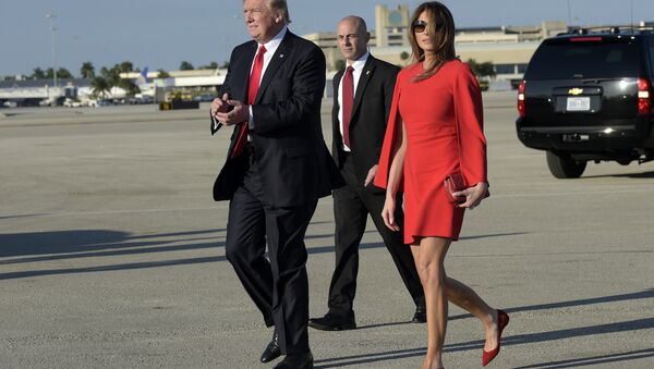 O presidente Donald Trump anda com a primeira-dama Melania Trump no Aeroporto Internacional de Palm Beach. Fevereiro, 3, 2017. - Sputnik Brasil