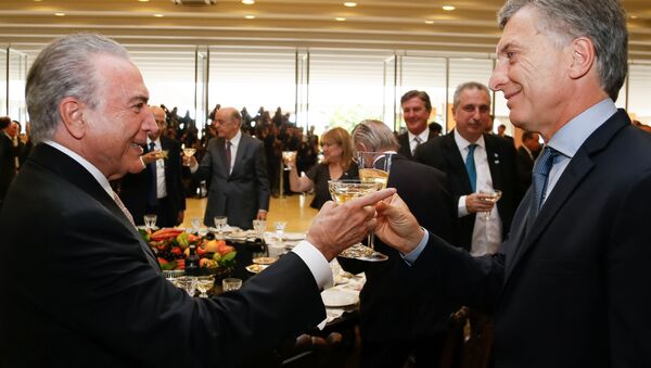 Um brinde entre Michel Temer e Mauricio Macri, durante almoço no Palácio do Itamaraty - Sputnik Brasil