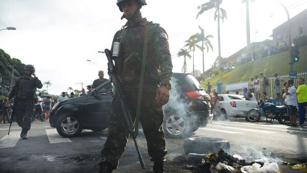 Soldados das Forças Armadas patrulham as ruas de Vitória durante protestos contra a paralisação da PM - Sputnik Brasil