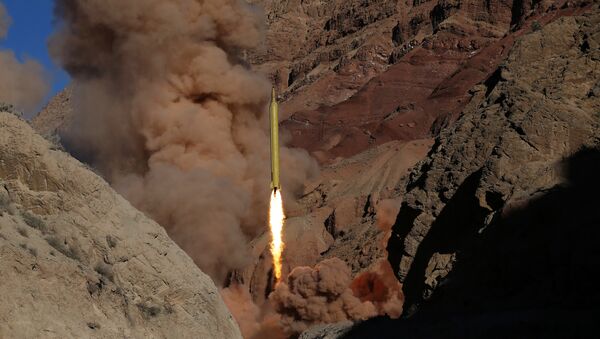 Nesta foto obtida da agência iraniana de notícias Fars, um míssil balístico de superfície a superfície Qadr H é disparado pela poderosa Guarda Revolucionária do Irã, durante uma manobra, em um local não revelado no Irã, na quarta-feira, 9 de março de 2016 - Sputnik Brasil