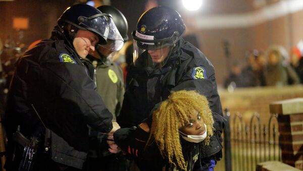 Police officers take a protester into custody Tuesday, Nov. 25, 2014, in Ferguson - Sputnik Brasil
