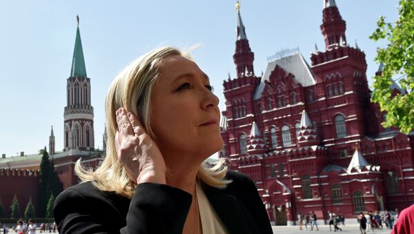 O presidente do partido da Frente Nacional (FN) da França, Marine Le Pen, visita a Praça Vermelha de Moscou antes de uma reunião com o porta-voz estatal da Duma Sergei Naryshkin, em 26 de maio de 2015. AFP PHOTO / KIRILL KUDRYAVTSEV - Sputnik Brasil