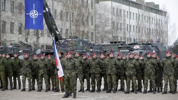 Soldados holandeses durante cerimônia de boas-vindas ao batalhão alemão a ser deslocado para a Lituânia como parte das medidas de contenção da Rússia, 7 de fevereiro de 2017 - Sputnik Brasil