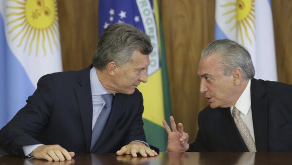 O presidente do Brasil, Michel Temer, fala com o seu homólogo argentino, Mauricio Macri, durante o encontro no Planalto em 7 de fevereiro de 2017 - Sputnik Brasil