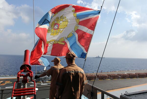 Militares a bordo do porta-aviões Admiral Kuznetsov no Mediterrâneo - Sputnik Brasil