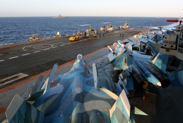 Caças Su-33 a bordo do porta-aviões Admiral Kuznetsov no Mediterrâneo - Sputnik Brasil