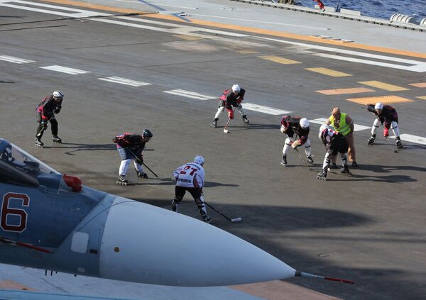 Militares jogam hóquei sobre patins no convés do porta-aviões Admiral Kuznetsov - Sputnik Brasil