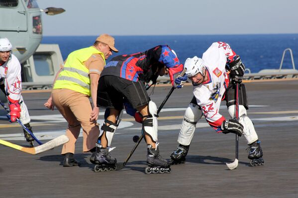 Militares jogam hóquei sobre patins no convés do porta-aviões Admiral Kuznetsov - Sputnik Brasil