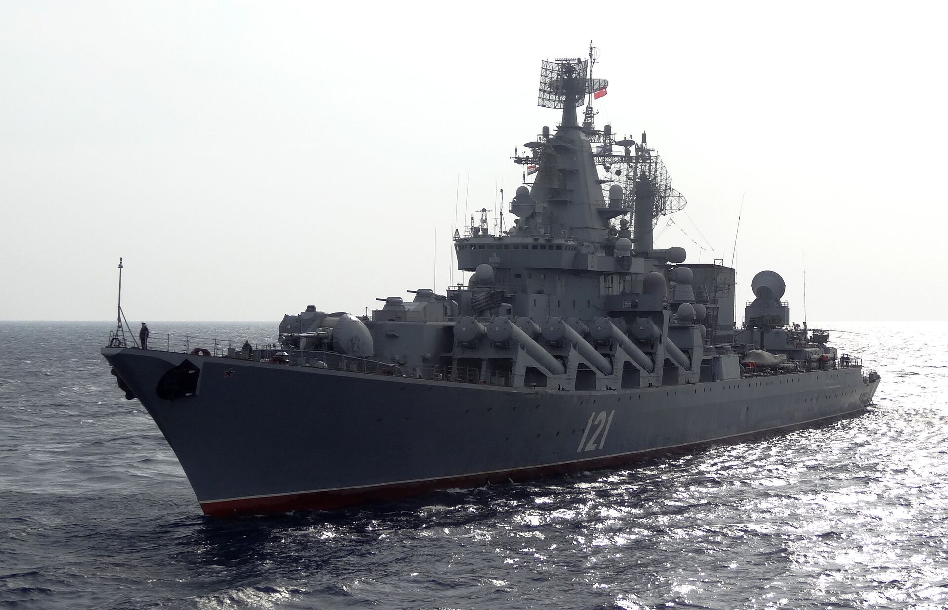 Cruzador de mísseis russo Moskva em patrulha no Mar Mediterrâneo, ao largo da costa da Síria, em 17 de dezembro de 2015 - Sputnik Brasil, 1920, 22.04.2022