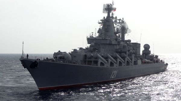 Cruzador de mísseis russo Moskva em patrulha no Mar Mediterrâneo, ao largo da costa da Síria, em 17 de dezembro de 2015. - Sputnik Brasil