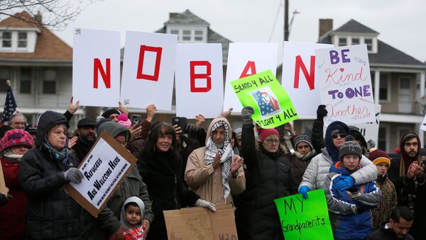 Several hundred people rally against a temporary travel ban signed by U.S. President Donald Trump in an executive order during a protest in Hamtramck, Michigan, U.S., January 29, 2017 - Sputnik Brasil