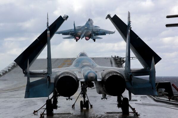 Caças Su-33 e MiG-29K no convés do porta-aviões russo Admiral Kuznetsov, em meio do mar Mediterrâneo. - Sputnik Brasil