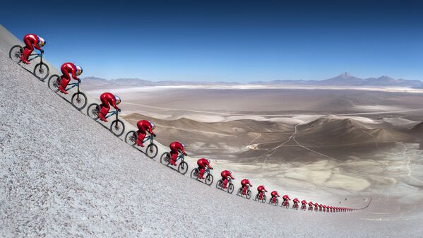 Ciclista austríaco Markus Stoeckl durante o festival Vmax 200 no deserto de Atacama, Chile. - Sputnik Brasil