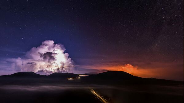 Exposição longa da câmera permite captar lava fundida que corre do Piton de la Fournaise,  um dos vulcões mais ativos no planeta. - Sputnik Brasil