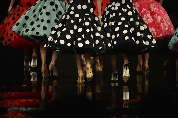Modelos apresentam peças criadas por Cristina Garcia durante o show International Flamenco Fashion em Sevilla. - Sputnik Brasil