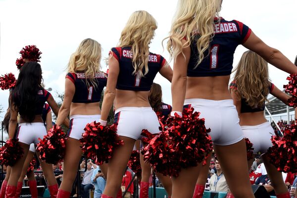 Cheerleaders do time de futebol Houston Texans dançam para os torcedores na abertura da partida final do Super Bowl LI. - Sputnik Brasil
