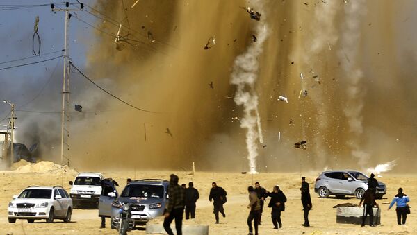 Palestinos correm para um refúgio em meio da fumaça após um ataque aéreo israelense contra um centro da organização palestina Hamas. - Sputnik Brasil