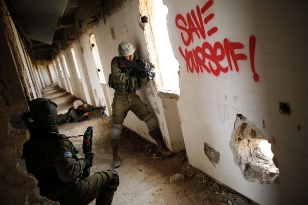 Soldados do exército israelense participam das manobras urbanas em hotel abandonado, em Arad. - Sputnik Brasil