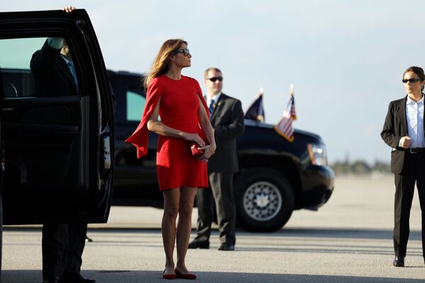 Primeira dama Melania Trump chega ao aeroporto internacional de Palm Beach, na Flórida, para cumprimentar seu marido, o presidente dos EUA Donald Trump. - Sputnik Brasil