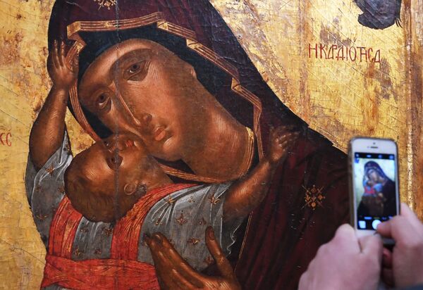 Visitante da Galeria Tretyakov tira foto do ícone A Virgem e o Menino na abertura da exposição Obras-primas do Império Bizantino. - Sputnik Brasil