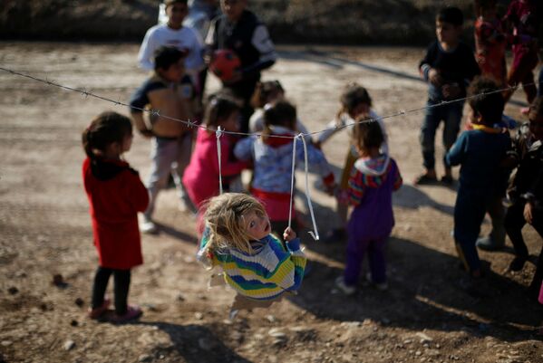 Crianças iraquianas deslocadas que fugiram do baluarte jihadista de Mossul com suas famílias brincam no campo de refugiados de Khazer. - Sputnik Brasil