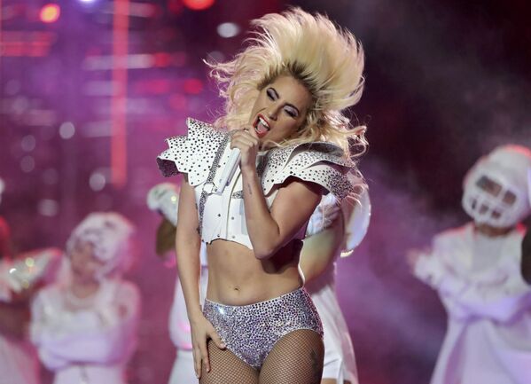 Cantora norte-americana Lady Gaga atua durante o intervalo do Super Bowl LI, a partida de futebol americano entre o New England Patriots o Atlanta Falcons em Texas. - Sputnik Brasil