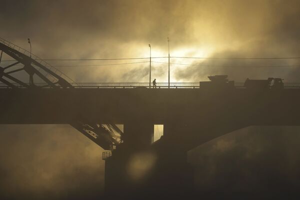 Pedestre atravessa uma ponte sobre o rio Moscou em uma manhã gelada. - Sputnik Brasil