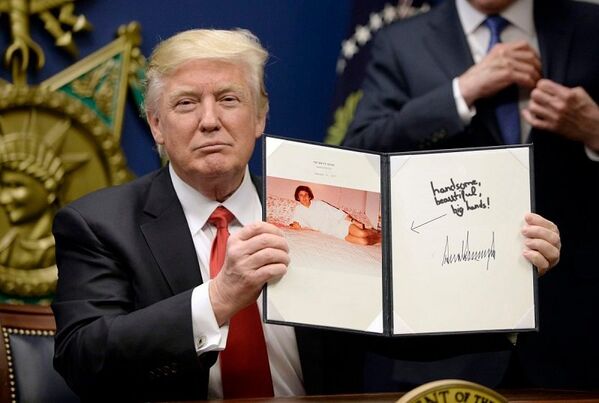 Charmoso, bonito, grandes mãos, mostra a paródia à foto da ordem executiva de Donald Trump com a foto de roupão. - Sputnik Brasil