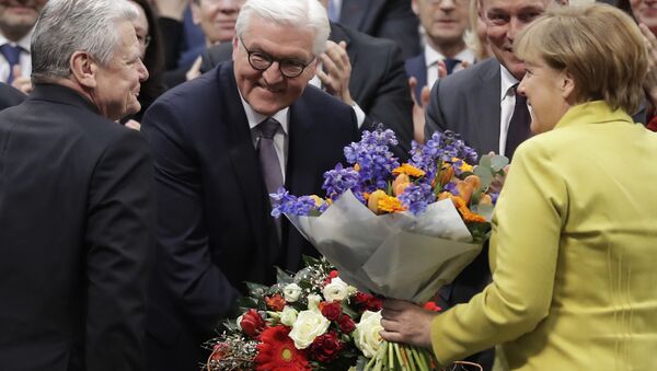 O recém-eleito presidente alemão Frank-Walter Steinmeier, segundo da esquerda, é felicitado pelo presidente alemão Joachim Gauck, à esquerda, e pela chanceler alemã, Angela Merkel. Fevereiro, 12, 2017. - Sputnik Brasil