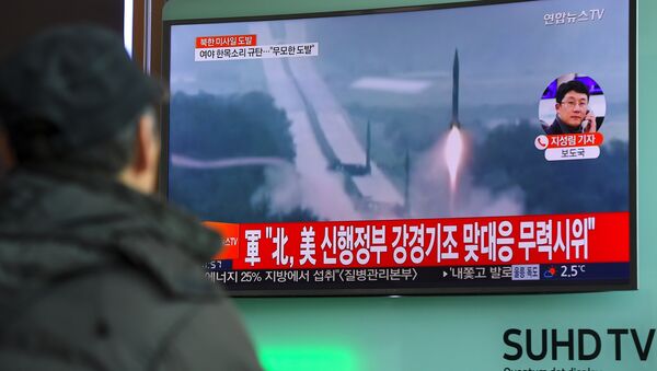 Homem vê a notícia mostrando imagens de arquivo do lançamento de mísseis da Coreia do Norte em uma estação ferroviária em Seul, em 12 de fevereiro de 2017. Nesse dia, a Coreia do Norte disparou um míssil balístico, em aparente provocação para testar a resposta do novo presidente Donald Trump, disse o Ministério da Defesa sul-coreano - Sputnik Brasil