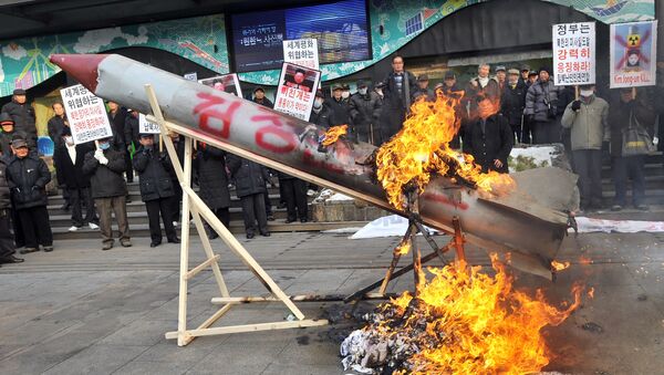 Ativistas sul-coreanos queimam réplicas de mísseis norte-coreanos - Sputnik Brasil