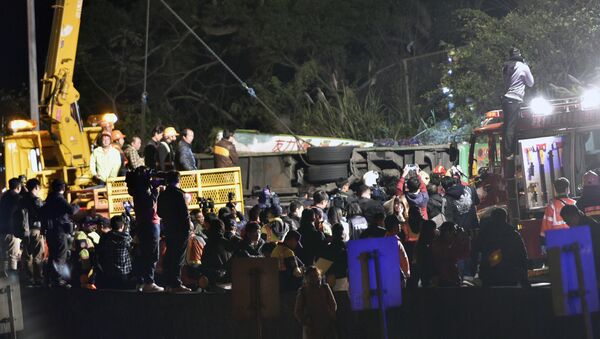 Equipes de resgate tentam encontrar sobreviventes entre os destroços do ônibus em Taipé - Sputnik Brasil