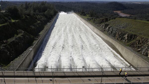 Água ultrapassa dique principal de Oroville, Califórnia, 11 de fevereiro de 2017 - Sputnik Brasil
