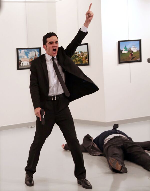 Foto da série Assassinato na Turquia do fotógrafo Burhan Ozbilici, que ganhou o principal prêmio da World Press Photo 2017, retrata o assassino do embaixador russo na Turquia, Andrei Karlov, na galeria de artes em Ancara, em 19 de dezembro de 2016 - Sputnik Brasil