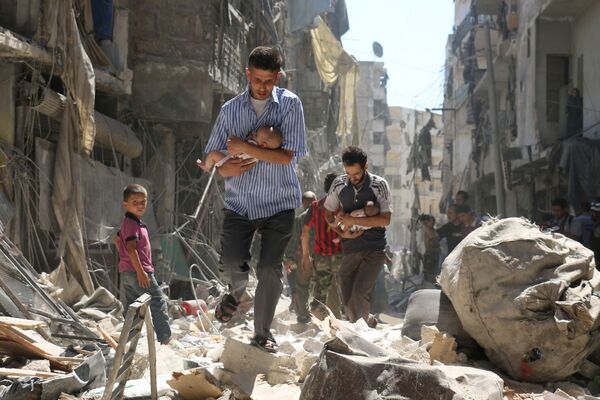 Foto da série Resgatados dos Escombros, do fotógrafo Ameer Alhalbi, na qual cidadãos sírios carregam crianças, passando por destroços dos prédios desmoronados na sequência de um ataque aéreo em Aleppo - Sputnik Brasil
