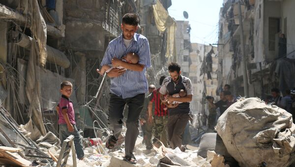 Foto da série Resgatados dos Escombros, do fotógrafo Ameer Alhalbi, na qual cidadãos sírios carregam crianças, passando por destroços dos prédios desmoronados na sequência de um ataque aéreo em Aleppo - Sputnik Brasil