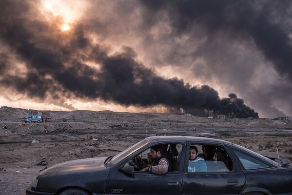 Foto da série Batalha Iraquiana para Recuperar suas Cidades de Sergei Ponomarev retrata uma família escapando às hostilidades em Mossul, segunda maior cidade do Iraque e um dos baluartes do Daesh - Sputnik Brasil